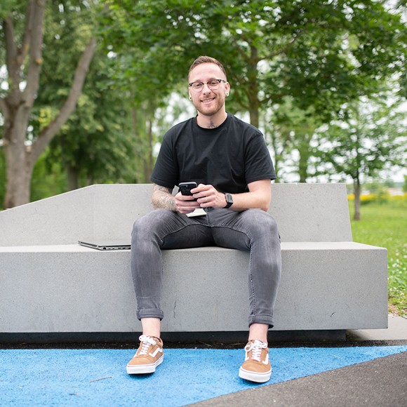 Person auf Bank