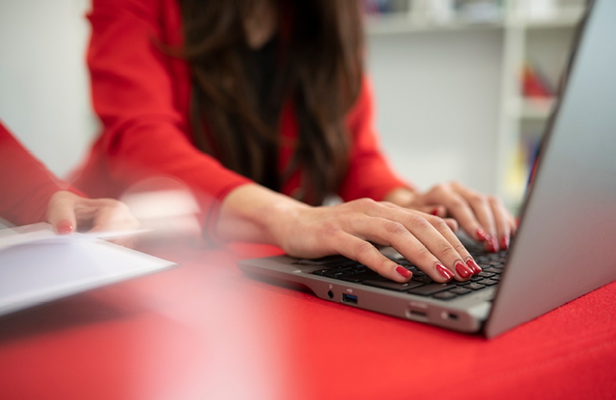Person arbeitet an Laptop Person arbeitet an Laptop