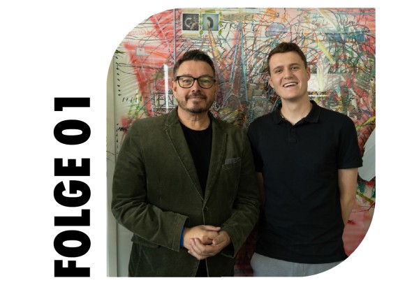 Würth IT Podcast Folge 1 Zwei Mitarbeitende stehen nebeneinander für die Podcast Aufnahme.