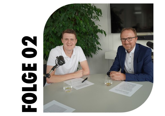 Würth IT Podcast Folge 2 Zwei Mitarbeitende sitzen nebeneinander für die Podcast Aufnahme.