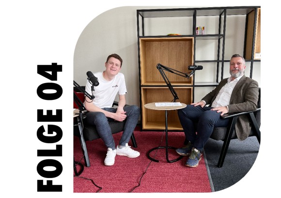 Würth IT Podcast Folge 4 Zwei Mitarbeitende sitzen sich gegenüber für die Podcast Aufnahme.