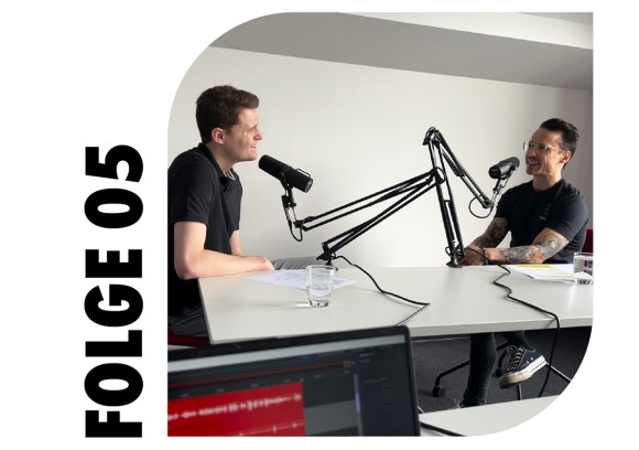 Würth IT Podcast Folge 5 Zwei Mitarbeitende sitzen sich gegenüber für die Podcast Aufnahme.