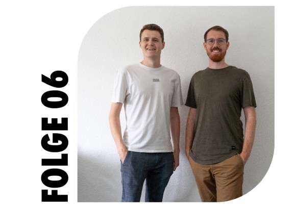 Würth IT Podcast Folge 6 Zwei Mitarbeitende stehen nebeneinander für die Podcast-Aufnahme.
