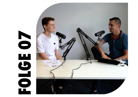 Folge 07 Informationssicherheit - Was ist ISMS? Zwei Mitarbeiter sitzen im Podcast-Studio.
