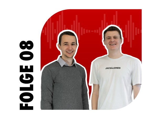Folge 08 SAP Stammdaten Zwei Mitarbeiter sitzen im Podcast-Studio.